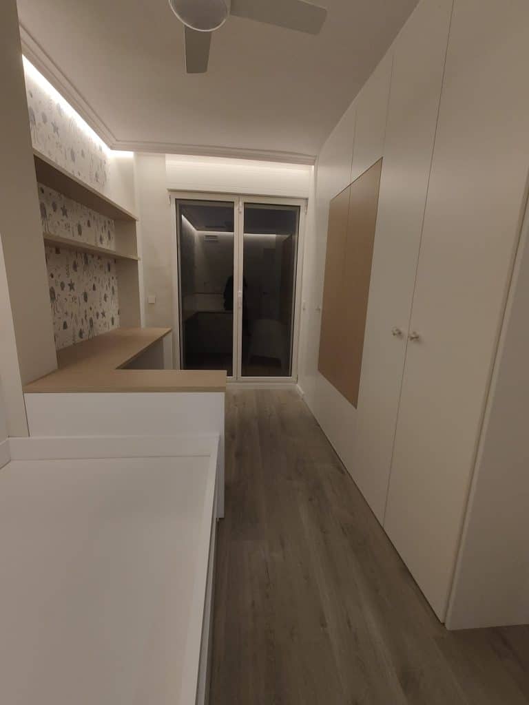 Dormitorio lacado en blanco.
