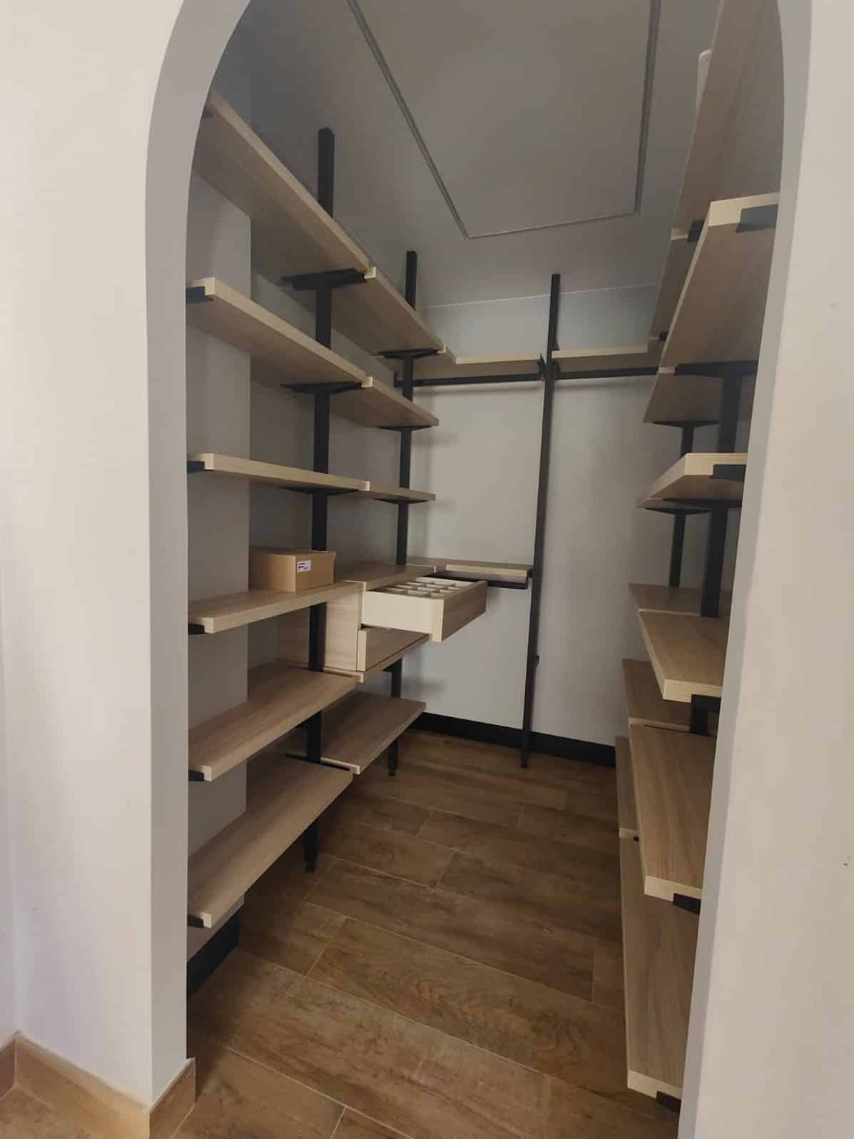 Imagen de un vestidor en proceso de montaje.