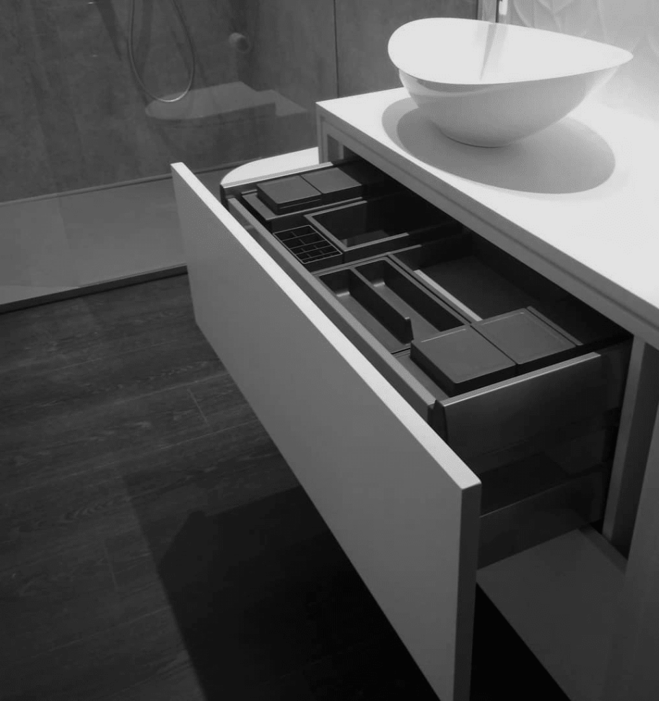 Imagen de unn lavabo con madera combinada.