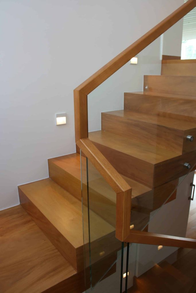 Imagen de escalera de madera y cristal.