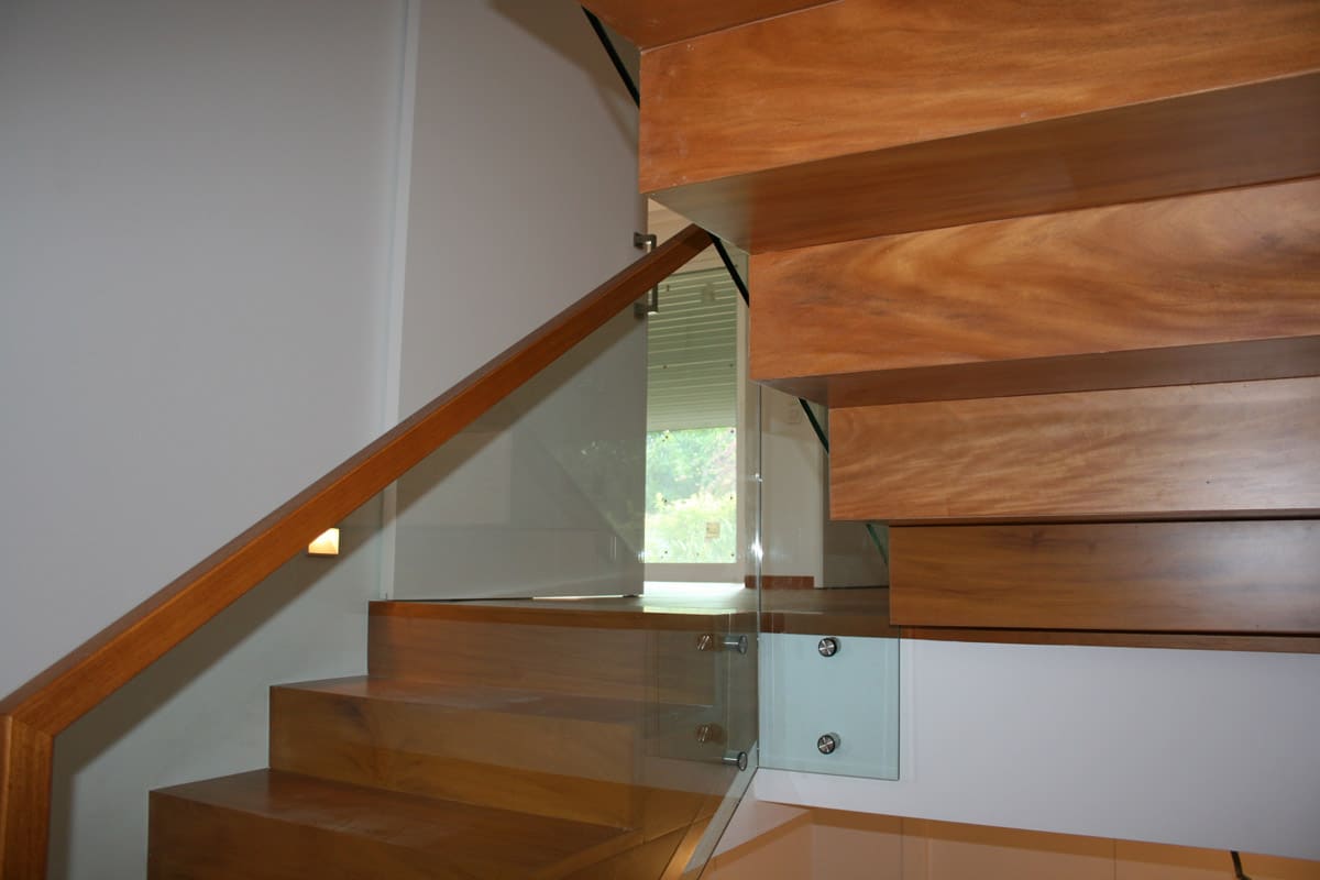 Imagen de un trabajo de carpintería de Ebanistería Rafael Hernández. Escalera madera y cristal.