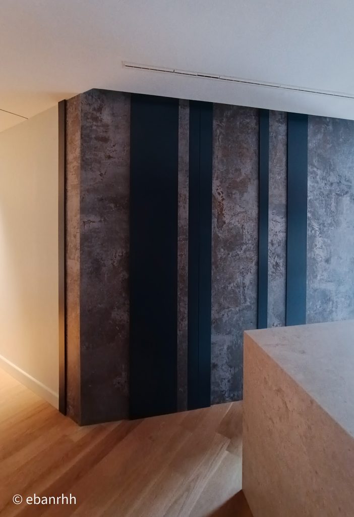 Panelado decorativo negro y texturas.
