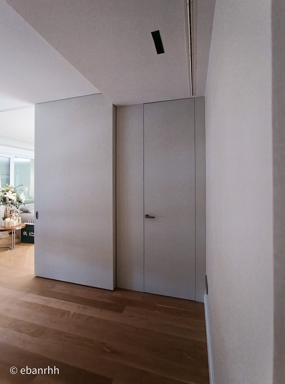 Imagen de puertas de paso lacadas en blanco.